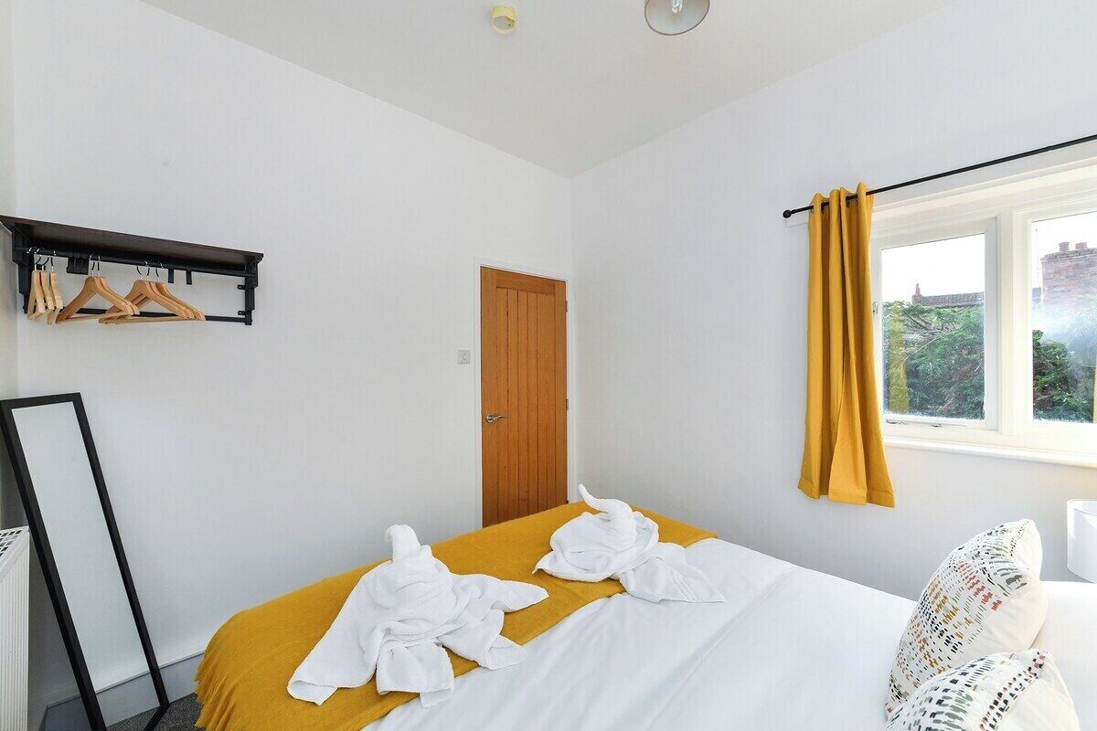 2 bedrooms, iron/ironing board, Internet