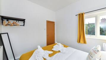 2 bedrooms, iron/ironing board, Internet