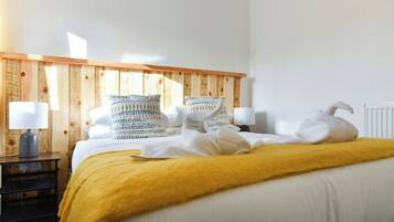 2 bedrooms, iron/ironing board, internet