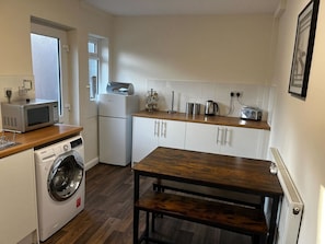 Coffee/tea maker, fridge, microwave, oven - 3-Bed House w/ Driveway Parking (Nottingham)