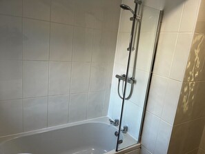 Shower, free toiletries - 3-Bed House w/ Driveway Parking (Nottingham)