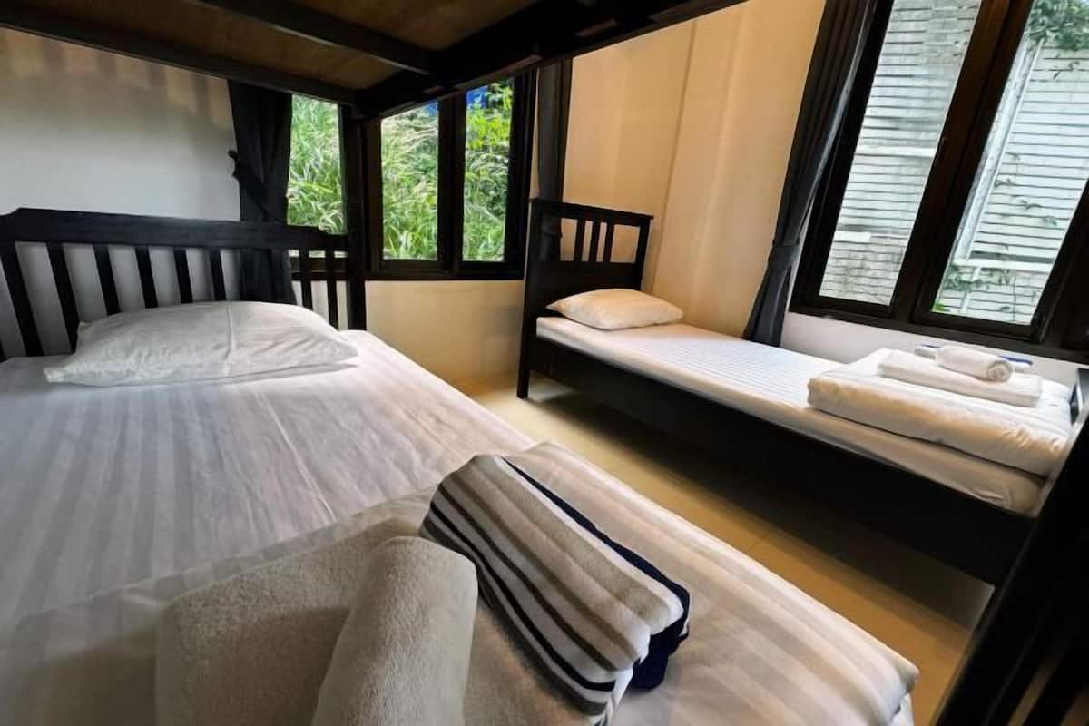 Premium bedding, cribs (free), WiFi (free), bed sheets