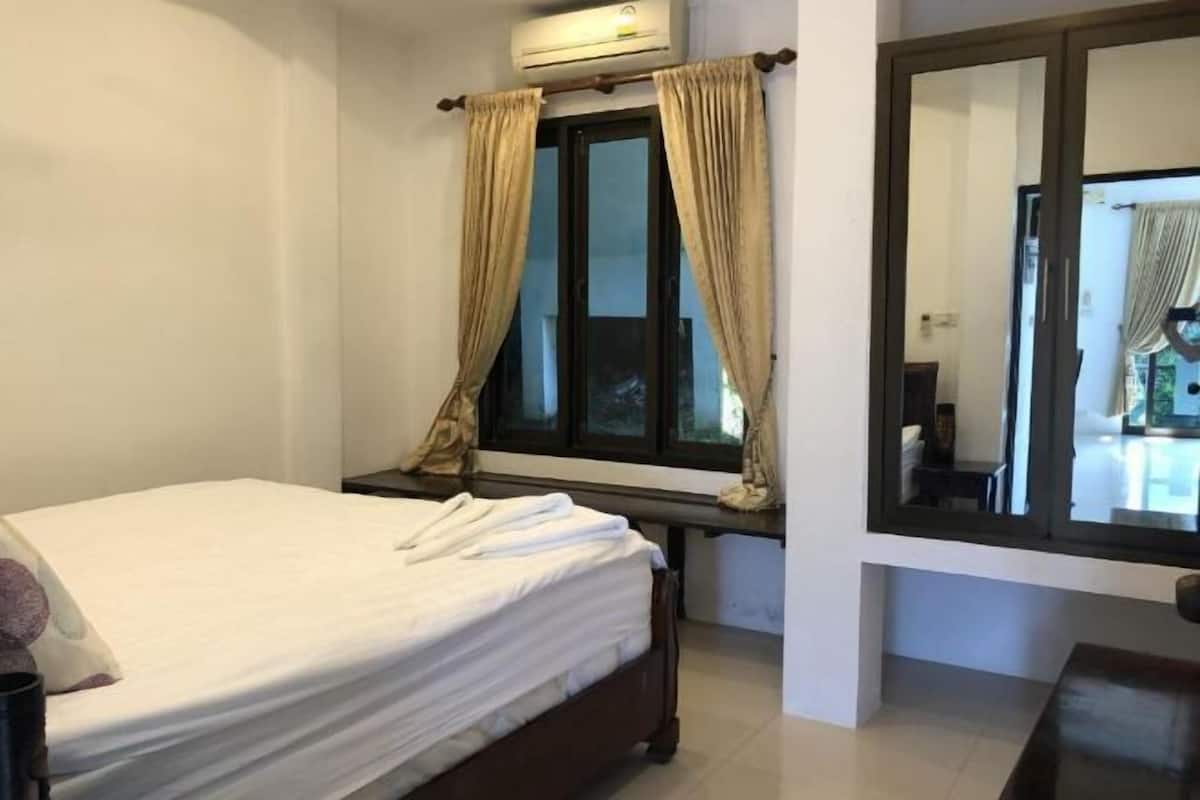 2 bedrooms, premium bedding, free cribs/infant beds, free WiFi