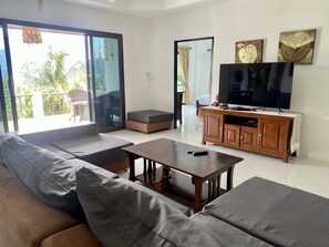 Apartment, 3 Bedrooms | Living area | 43-inch Smart TV with digital channels, Netflix, streaming services - Villa Seaview Garden (Koh Tao)
