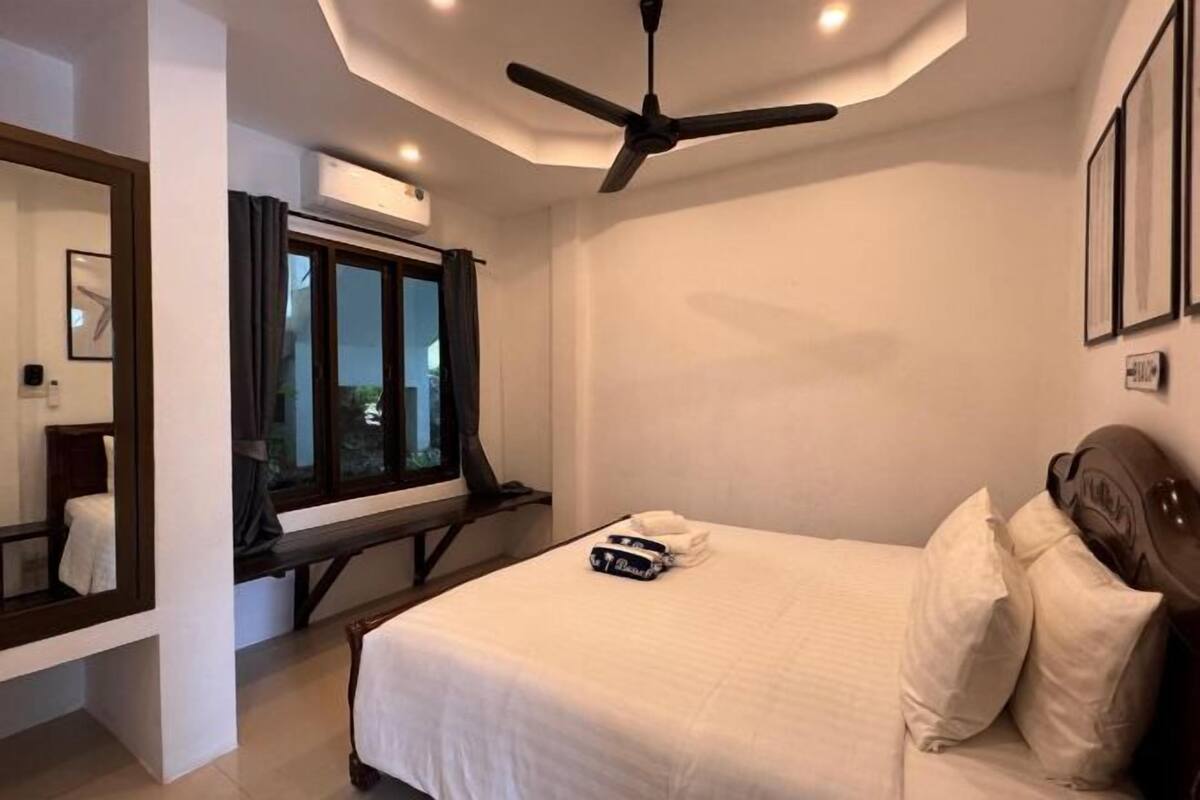 Premium bedding, cribs (free), WiFi (free), bed sheets