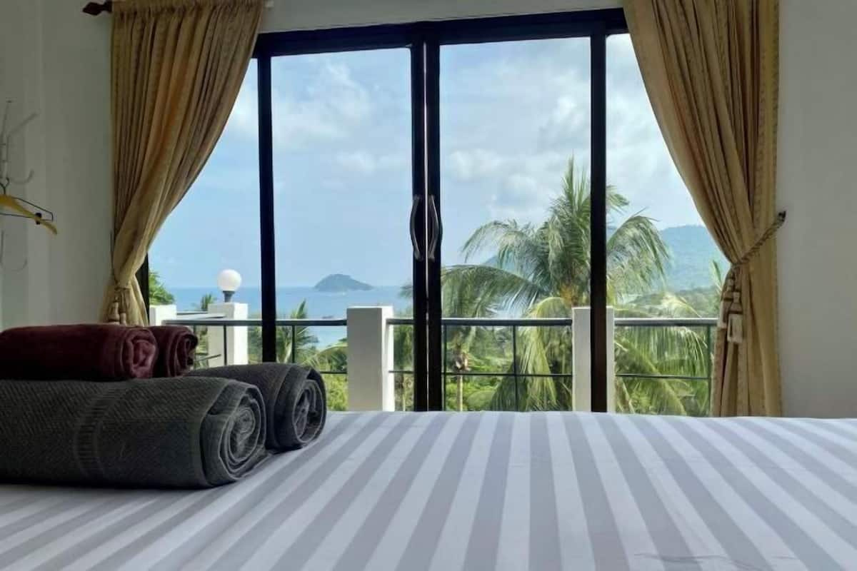 2 bedrooms, premium bedding, free cribs/infant beds, free WiFi