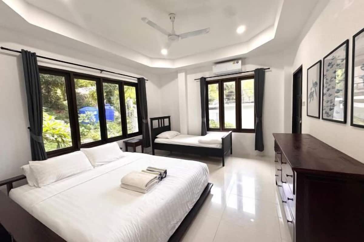 Premium bedding, cribs (free), WiFi (free), bed sheets