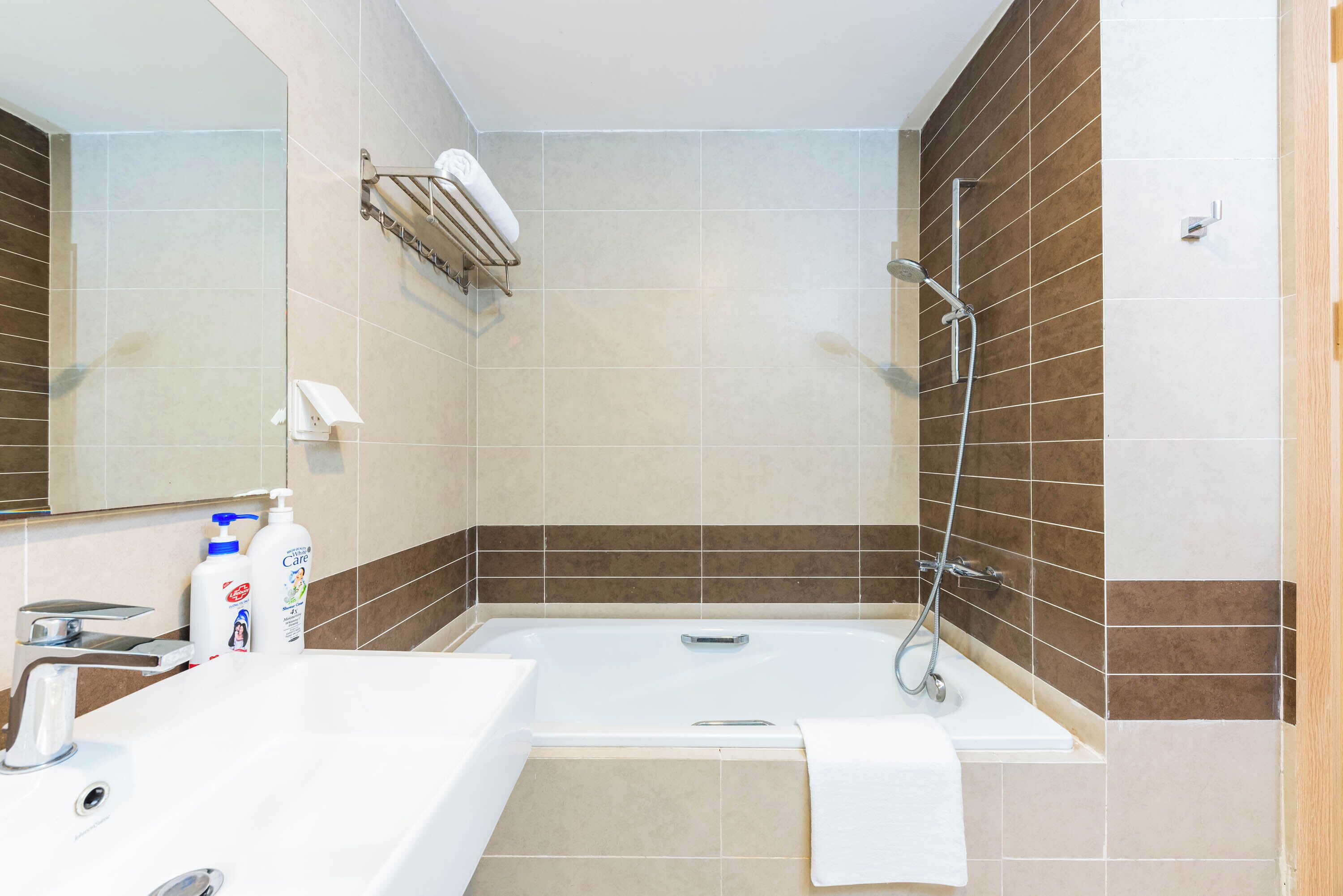 Une salle de bain moderne équipée d’une baignoire, d’un lavabo et d’une douche.