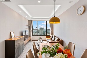 Businesshuoneisto, 2 makuuhuonetta, parveke, jokinäköala | Oleskelualue | LED-televisio, takka