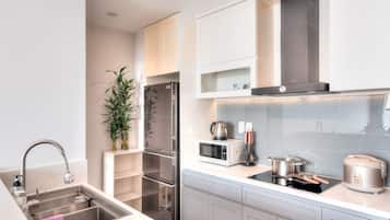 Business Apartment, 2 Bedrooms, Balcony, River View | Private kitchen