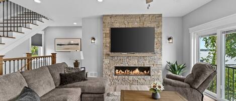 Una Smart TV, una chimenea