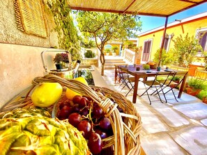 Outdoor dining - 2 bedroom villa in noto (noto)