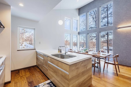 Deluxe House | 4 bedrooms, in-room safe, blackout drapes, free WiFi