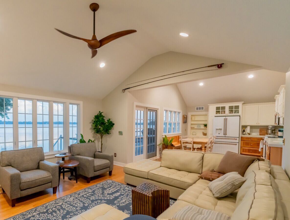 Smart TV, chimenea y libros 