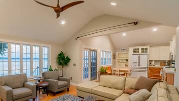 智能電視、壁爐、書籍