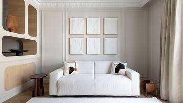 TelevisiĂłn de pantalla plana, chimenea, Netflix, libros