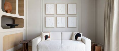 Réaumur IV | Living area | Flat-screen TV, fireplace, Netflix, books