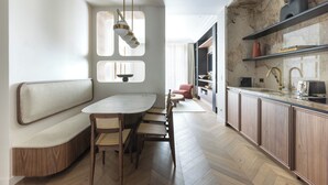 Una cucina moderna con forno integrato, un piano di lavoro in legno e un lavello.