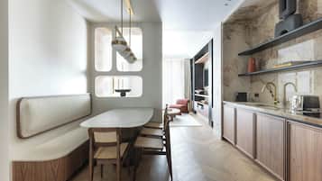 Réaumur IV | Private kitchen | Full-sized fridge, microwave, oven, stovetop