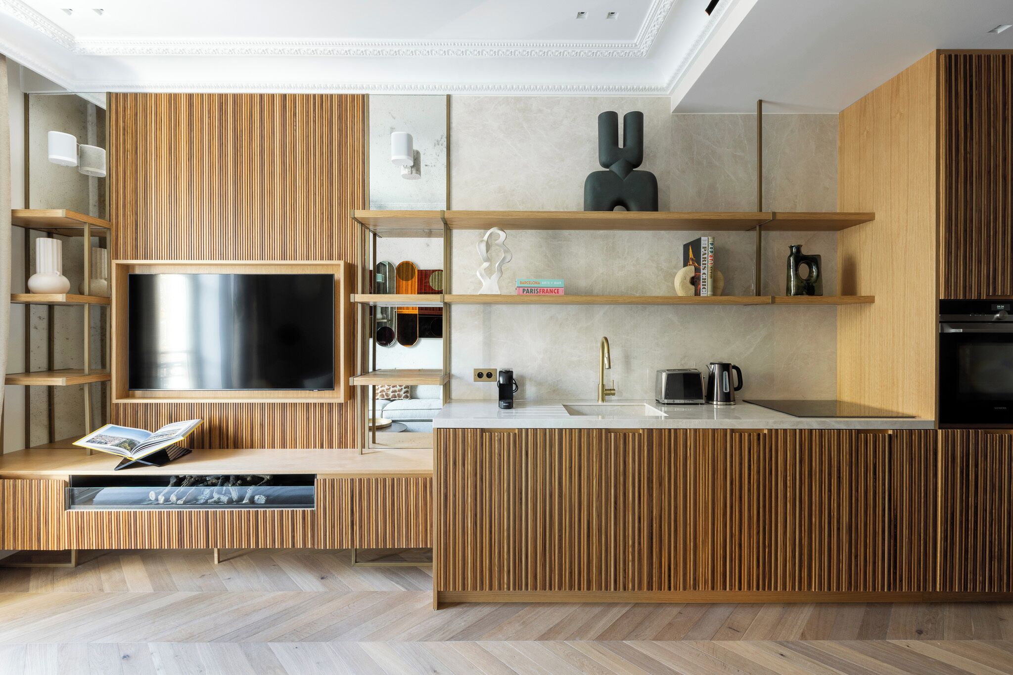 Réaumur VI | Living area | Flat-screen TV, fireplace, Netflix, books