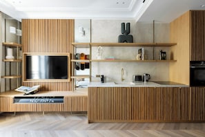 Réaumur VI | Area keluarga | TV layar datar, perapian, Netflix, dan buku