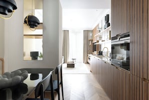 Réaumur VI | Dapur pribadi | Lemari es besar, microwave, oven, dan kompor