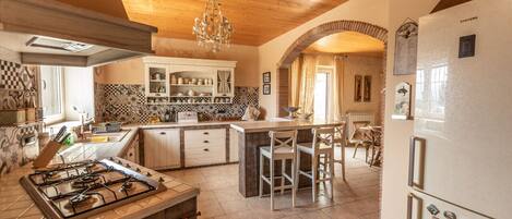 Réfrigérateur, four, lave-vaisselle, cafetiÚre/bouilloire