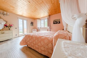 4 slaapkamers, een bureau, een strijkplank/strijkijzer, gratis wifi
