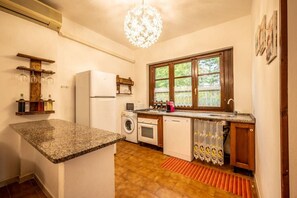 Kühlschrank, Mikrowelle, Ofen, Geschirrspüler