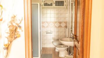 SĂšche-cheveux, serviettes fournies