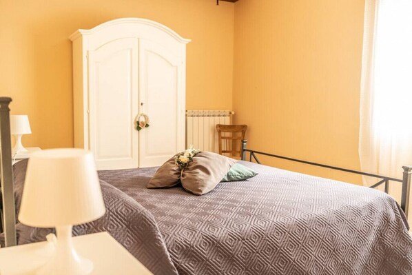 2 habitaciones, tabla de planchar con plancha y ropa de cama 