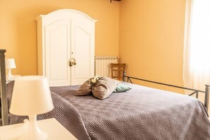 2 bedrooms, iron/ironing board, bed sheets