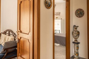 2 habitaciones, tabla de planchar con plancha y ropa de cama 