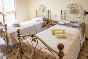 3 habitaciones, escritorio, tabla de planchar con plancha y wifi gratis