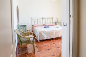 2 室のベッドルーム、デスク、アイロン / アイロン台、WiFi