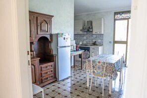 Fridge, microwave, oven, coffee/tea maker