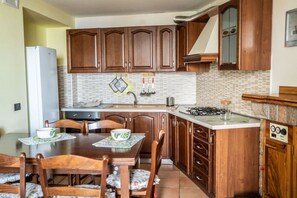Kühlschrank, Mikrowelle, Ofen, Wasserkocher mit Kaffee-/Teezubehör