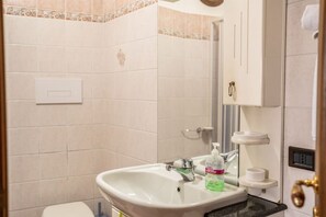 Een haardroger, handdoeken