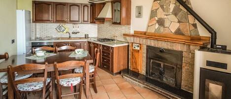 Jääkaappi, mikroaaltouuni, uuni, kahvin-/teenkeitin