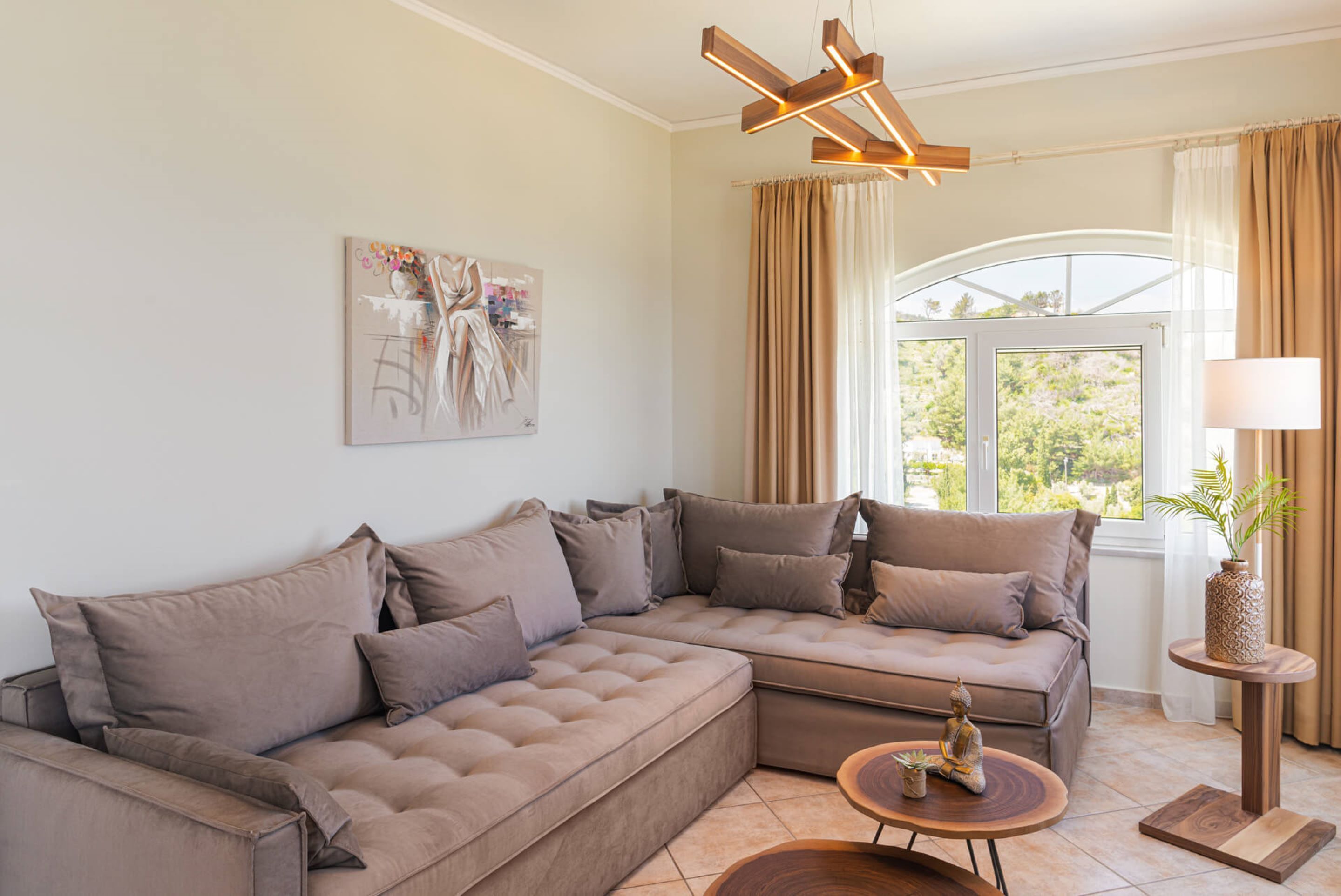 Signature Apartment | Opholdsområde | 40-tommers smart-tv med satellitkanaler, computerskærme