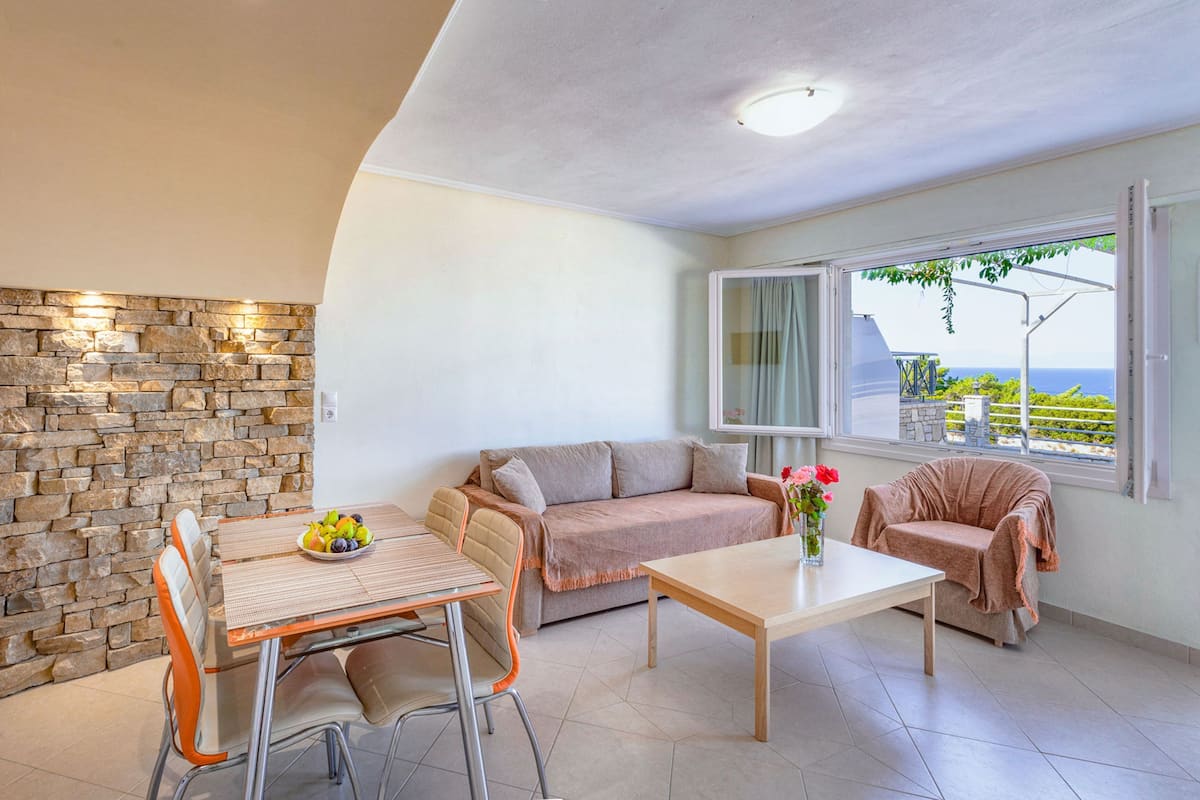 Oasis Apartment | Living area | 40-inch Smart TV with satellite channels, computer monitors