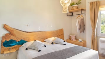 Hypo-allergenic bedding, Select Comfort beds, in-room safe