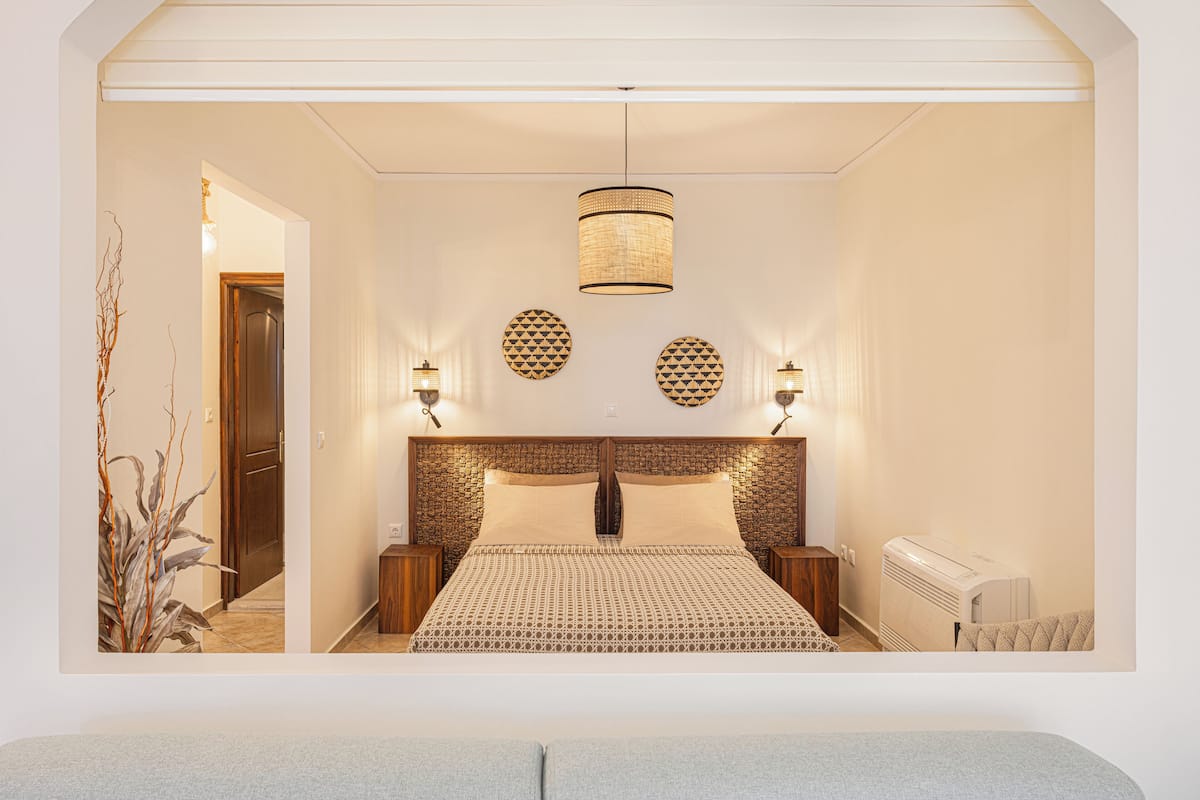 Mystic Apartment | 1 bedroom, hypo-allergenic bedding, Select Comfort beds, in-room safe