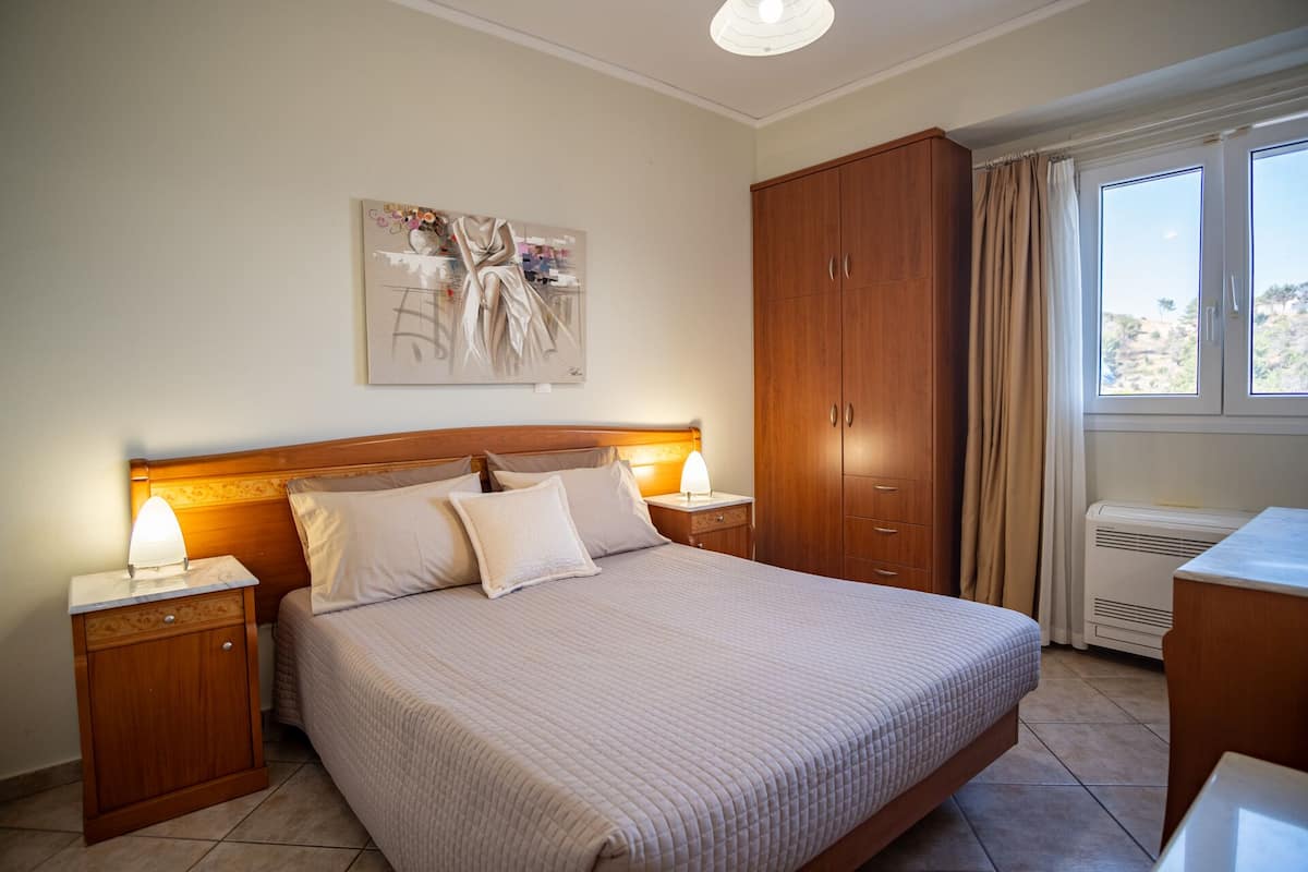 Comfort Apartment | 1 bedroom, hypo-allergenic bedding, Select Comfort beds, in-room safe