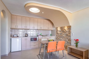 Oasis Apartment | Cozinha privada | Geladeira, micro-ondas, fogão, cooktop