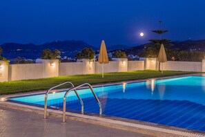 Seasonal outdoor pool - Penny Luxury Apartments (Samos)
