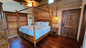 1 habitación, tabla de planchar con plancha y ropa de cama