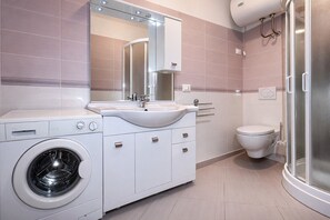 Combined shower/bathtub, bidet - Apartment in Porto Santa Margherita (Porto Santa Margherita (VE))