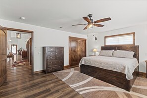 3 chambres, fer et planche à repasser, Wi-Fi, draps fournis
