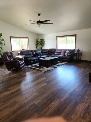 Smart TV - Beautiful family home, spacious living and only minutes from the beach. (Coos Bay)